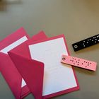 Vier Werke: Zwei Geschenkkarten in Pink mit aufgeklebtem Braillebild, welches ein Tintenfisch darstellt. Daneben ein schwarzer und ein rosa-farbiger Schlüsselanhänger.
