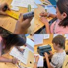 4 der anderen Bilder zusammengefügt zu einem. Also drei Mädchen und ein Junge die Braille Basteln.