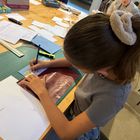 Mädchen am Pausen der Brailleschrift.